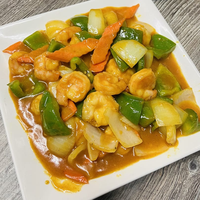 Golden Pho's shrimp stir-fry with green bell peppers, onions, and carrots in a savory sauce.
